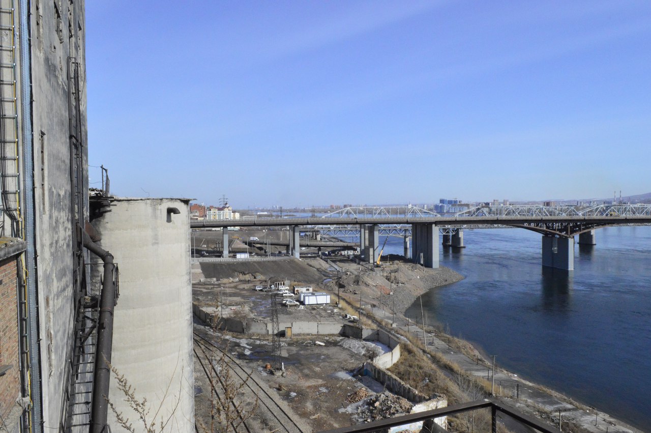 Строения справа от 4 (нового) моста